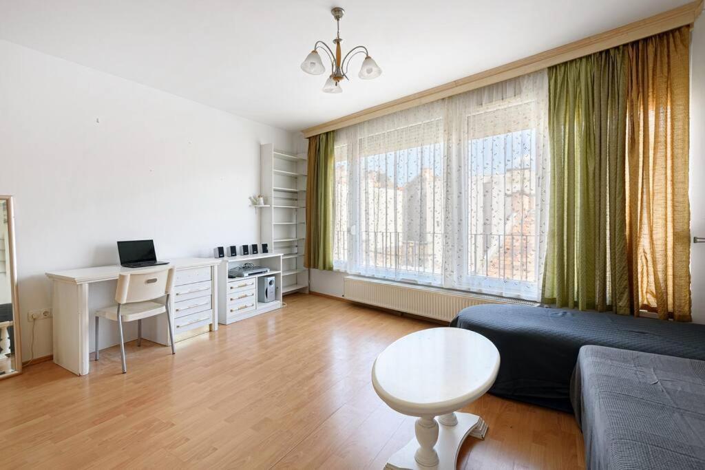 Lovely Apartment In City Centre For 4 Guests Budapest Ngoại thất bức ảnh