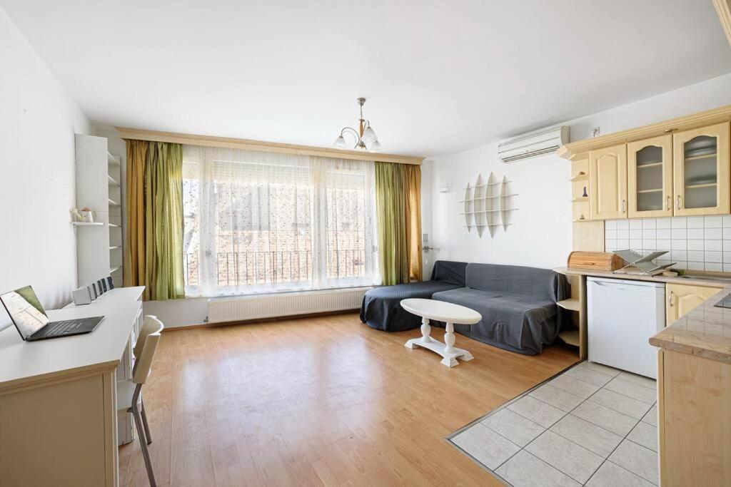 Lovely Apartment In City Centre For 4 Guests Budapest Ngoại thất bức ảnh